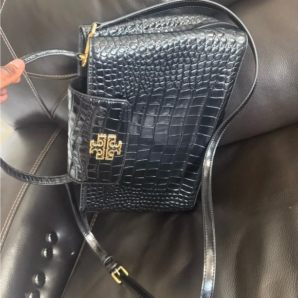 Elegant Black Crocodile-Embossed Handbag - Picture 11 of 15